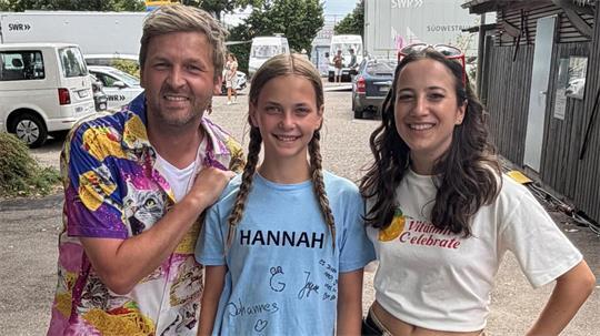Hannah Giesemann (Mitte) tritt in ihrer liebsten Kika-Show mit den Moderatoren Johannes Zenglein (links) und Joyce Stiernon (rechts) auf.