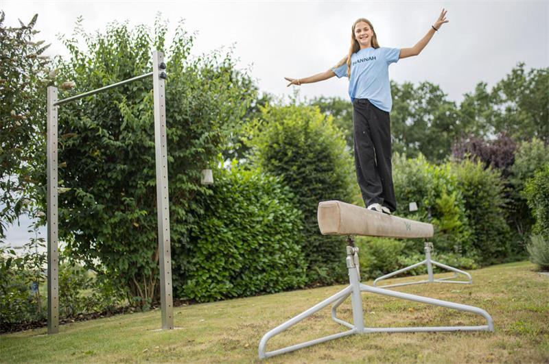 Von der Turnhalle ins Fernsehen: Hannahs großer Traum wird wahr Ein Mädchen balanciert auf einem Schwebebalken.
