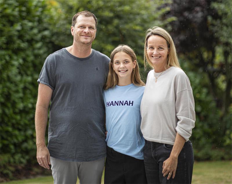 Von der Turnhalle ins Fernsehen: Hannahs großer Traum wird wahr Hannah Giesemann mit ihren Eltern Stefanie und Arne. Sie unterstützen die 13-Jährige bei ihrem großen TV-Abenteuer rund um die KIKA-Sendung „Krass nass!“