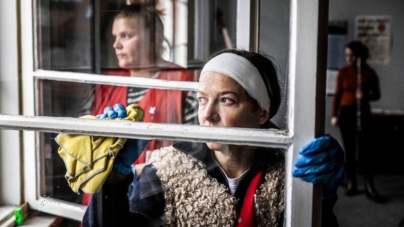 Hannah Herzsprung (r) spielt Jenny von Loeben im Film „15 Jahre“.