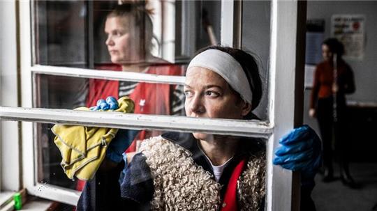 Hannah Herzsprung (r) spielt Jenny von Loeben im Film „15 Jahre“.