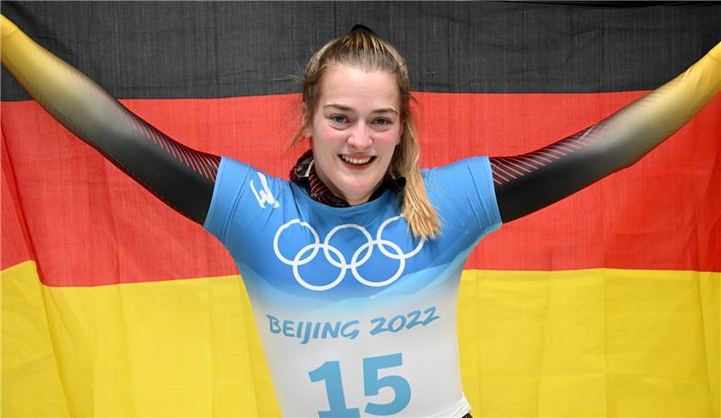 Hannah Neise aus Deutschland jubelt über ihren Olympiasieg. Foto: Robert Michael/dpa-Zentralbild/dpa