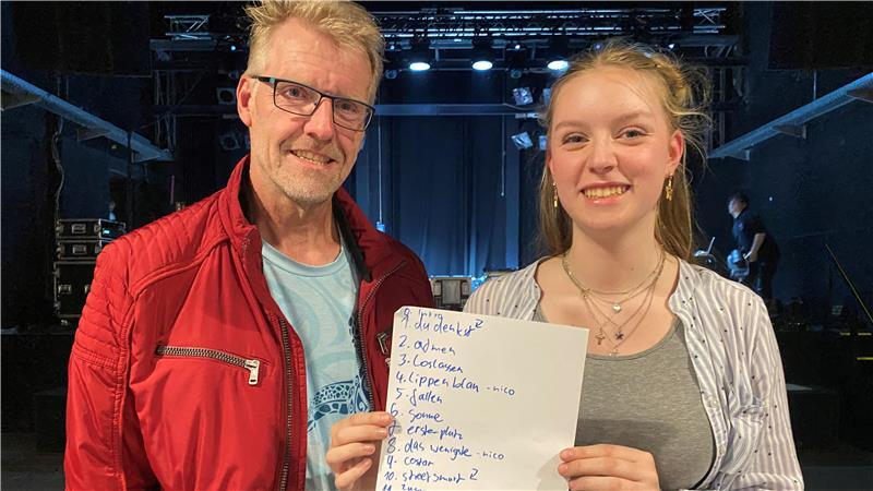 Hannah Taebel und ihr Papa Thomas haben richtig Glück gehabt: Erst haben sie die Festivalkarten bei den Stadtwerken gewonnen und dann auch noch die Setlist von Aaron ergattert.
