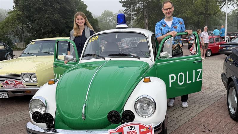 Hannah und Arndt Weigel aus Appel sorgen mit ihrem Polizei-Fahrzeug für Aufsehen.
