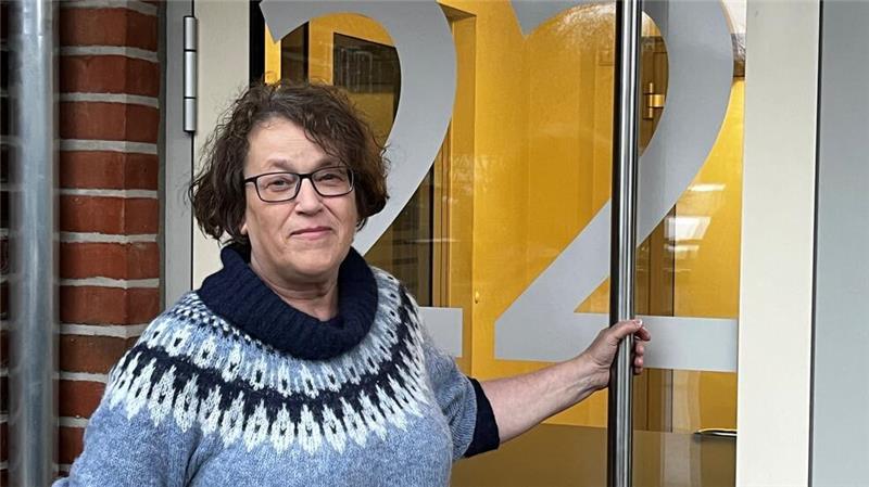 Hanne Rathjens vor der gut gesicherten Tür des Schutz- und Beratungszentrums für Frauen am Neuwerk 22.