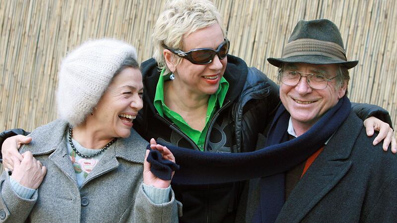 Schauspieler Elmar Wepper gestorben Hannelore Elsner (l-r) als Trudi, Regisseurin Doris Dörrie und Elmar Wepper als Rudi am Rande von Dreharbeiten für den Film „Kirschblüten - Hanami“.