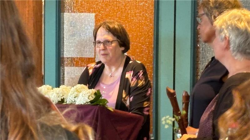 Hannelore Kathenbach als Rednerin nach dem Einsetzen der Horneburger Stolpersteine im Juli 2025.