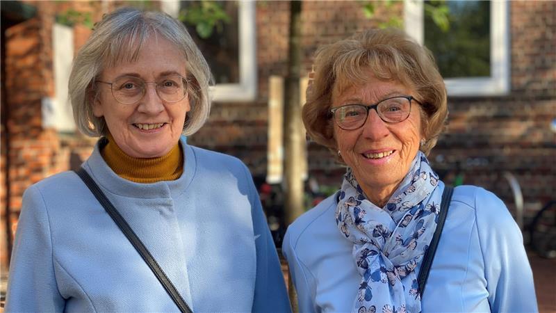 Hannelore Reh (rechts) hat Marion Schramm-Döllermann zum After-Work-Singen mitgebracht, weil sie so angetan von dem Angebot ist.