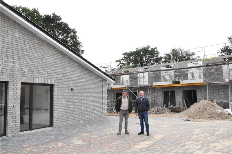 In Bargstedts Ortsmitte entsteht ein Gebäude für die Tagespflege Hannes Düwer und Bürgermeister Thomas Wiebusch freuen sich auf die Eröffnung der neuen Senioreneinrichtungen . Foto: Felsch