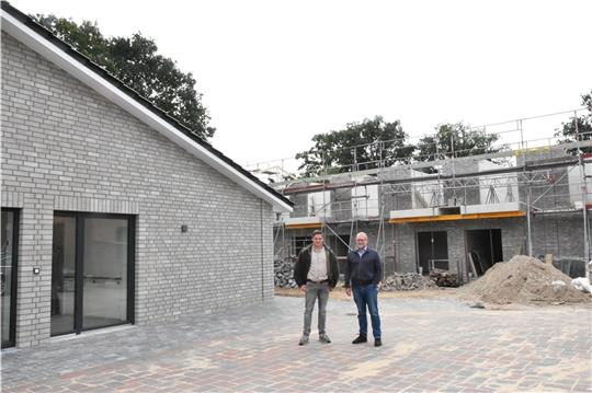 Hannes Düwer und Bürgermeister Thomas Wiebusch freuen sich auf die Eröffnung der neuen Senioreneinrichtungen . Foto: Felsch