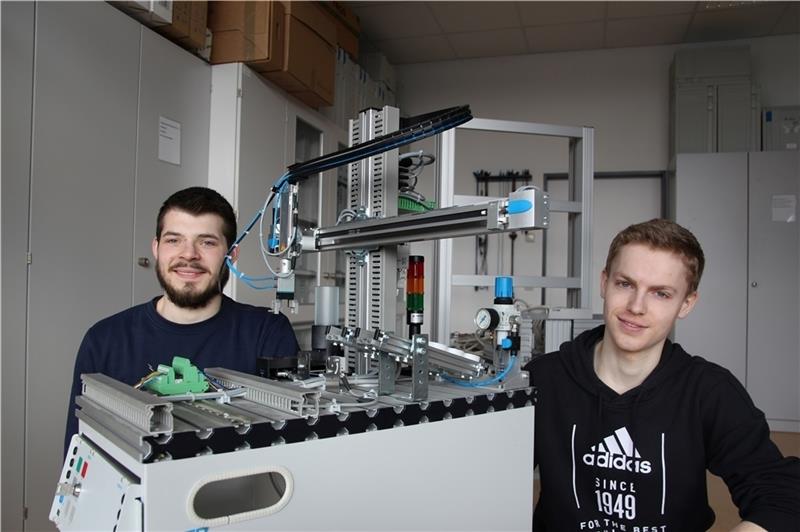 Hannes Wittschieben-Kück (links) und Lukas Prigge vor einer Modellanlage in den BBS Buxtehude. Foto Richter
