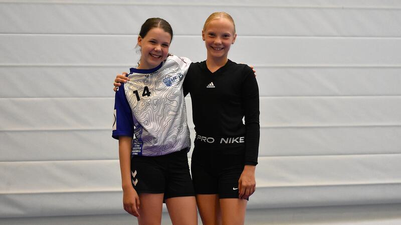 Der Zirkus ist in Fredenbeck: Ein Motto schweißt 67 Kinder zusammen Hanni Asmussen (links) und Marit Klug kannten sich schon vor dem Mitmachzirkus, sie spielen in einer Handballmannschaft.