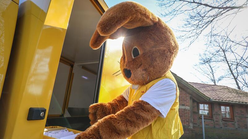 Mehr als 12.000 Briefe an den Osterhasen Hanni Hase holt Briefe für das Osterpostamt in Ostereistedt ab.