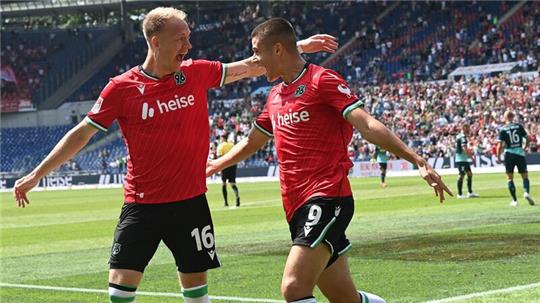 Hannover 1:0-Schütze Nicolo Tresoldi (r) mit Vorlagengeber Harvard Nielsen