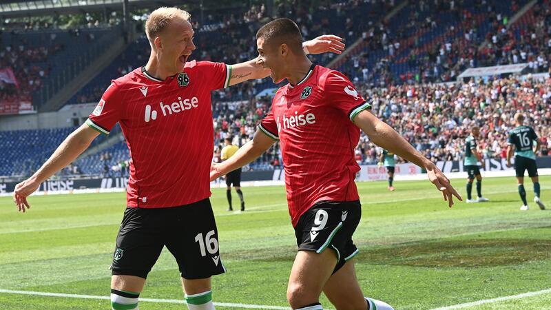 Hannover 1:0-Schütze Nicolo Tresoldi (r) mit Vorlagengeber Harvard Nielsen