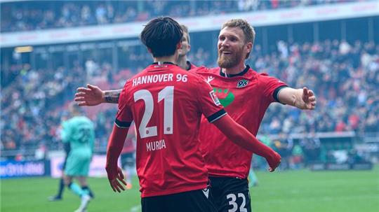 Hannover 96 feiert einen Heimsieg gegen den SC Paderborn.