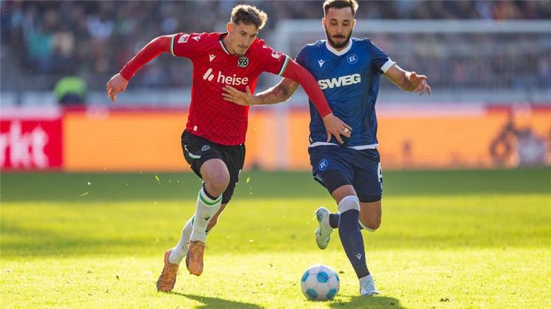 Hannover 96 gewinnt knapp gegen den Karlsruher SC und steht auf Platz eins.