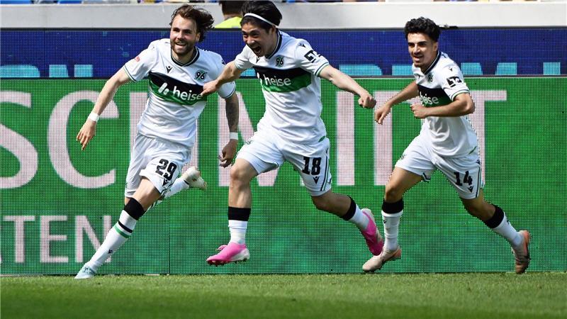 Hannover 96 jubelt in Karlsruhe.