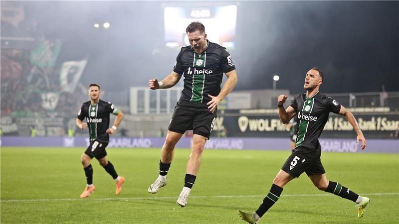 Hannover 96 jubelt über den Ausgleich in Elversberg. 