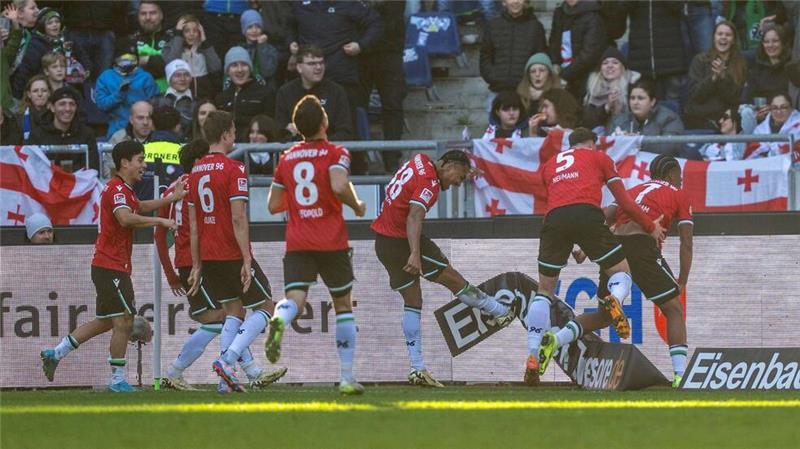 Hannover 96 jubelt über die Tabellenführung in der 2. Bundesliga.