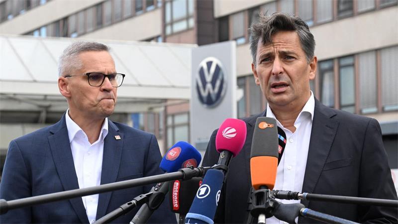 Hannover: IG-Metall-Bezirksleiter Gröger und Betriebsratschef Christidis (r) sprechen vor VW Nutzfahrzeuge-Werk