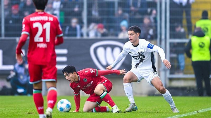 Tabellenführer Hannover verliert klar in Elversberg Hannover am Boden: Hyun-Ju Lee im Duell mit Elversbergs Frederik Schmahl.