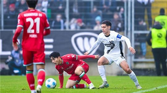 Hannover am Boden: Hyun-Ju Lee im Duell mit Elversbergs Frederik Schmahl.