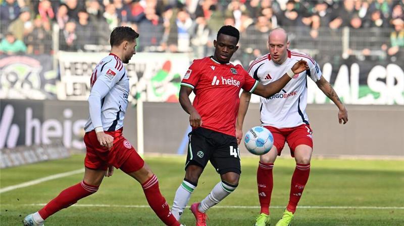 Abstand nach oben größer: Hannover und Düsseldorf nur 1:1 Hannover gegen Düsseldorf: Einen Sieger gibt es am Ende nicht.
