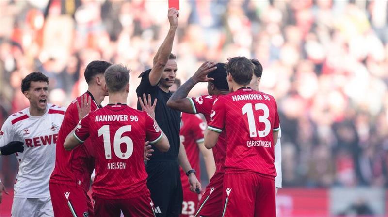 Eigentor von Kainz beschert Hannover glückliches Remis Hannover spielt in Unterzahl.