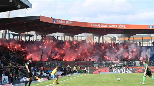 Hannovers Fans zünden Pyrotechnik auf der Tribüne.