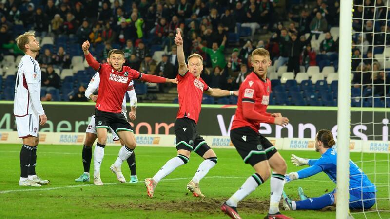 Hannovers Havard Nielsen (M) traf beim Sieg gegen Nürnberg doppelt.