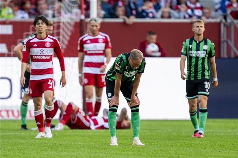 Hannovers Havard Nielsen ist enttäuscht nach dem Schlusspfiff.