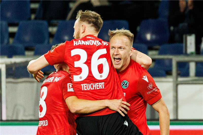 Hannovers Havard Nielsen (r) jubelt mit seinen Mitspielerin nach seinem Tor zum 1:0.
