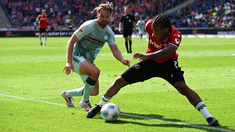 Dritter Heimsieg: Hannover bleibt oben dran Hannovers Jessic Ngankam (r) schirmt den Ball vor Kaiserslauterns Jannis Heuer ab.