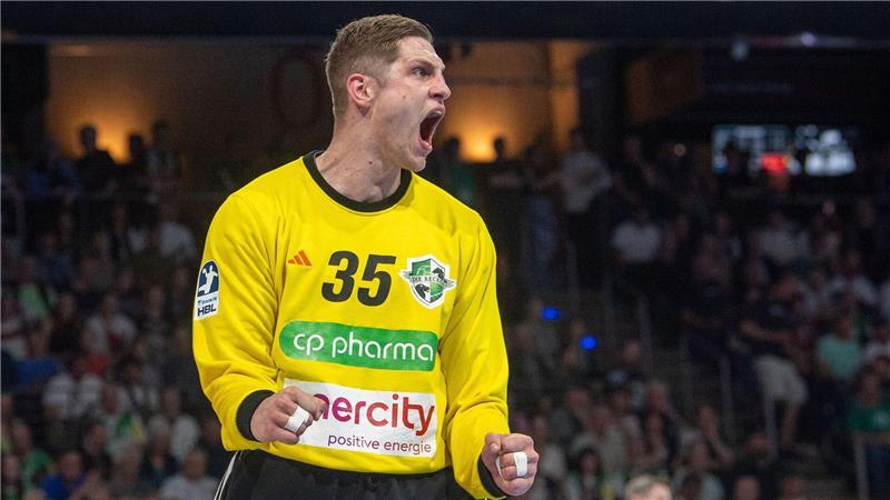 Hannovers Keeper Joel Birlehm wehrte schon vor der Pause zwei Hamburger Siebenmeter ab. (Archivbild)