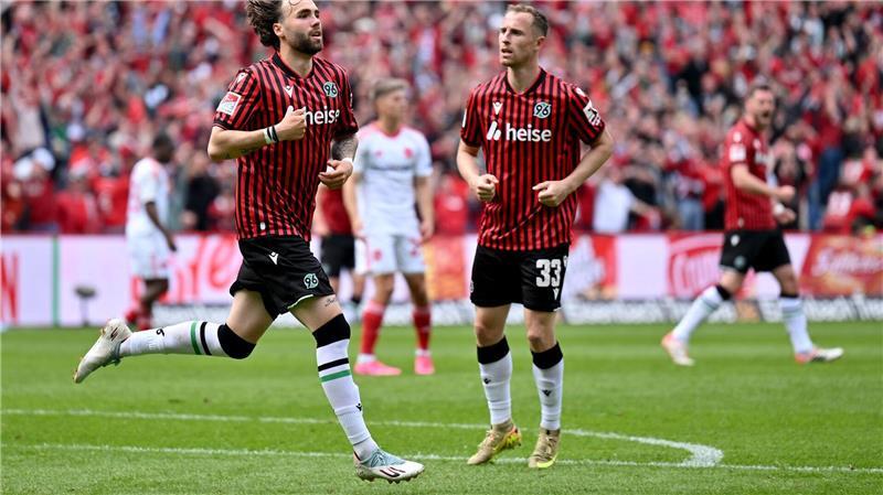 „Alle sprachlos“: Hannover verspielt sogar Relegationsplatz Hannovers Kolja Oudenne jubelt über sein Tor zum 1:1 gegen Nürnberg.
