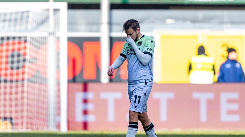 Niederlechner-Dreierpack für Hertha - Paderborn siegt spät Hannovers Louis Schaub sah im Spiel in Paderborn schon früh die Rote Karte.