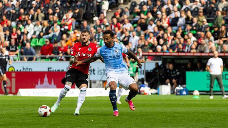 Noch ohne Sandro Wagner: Hannover 96 schlägt Bochum Hannovers Marcel Hartel (l) und der Bochumer Sean Klaiber im Zweikampf.
