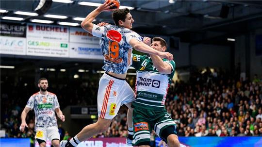 Hannovers Marius Steinhauser (l) in Aktion gegen Göppingens Sebastian Heymann (r).