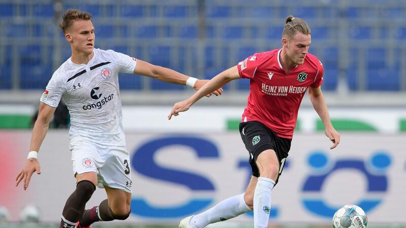 Hannovers Marvin Ducksch (r) spielt gegen St. Paulis Leo Östigard.
