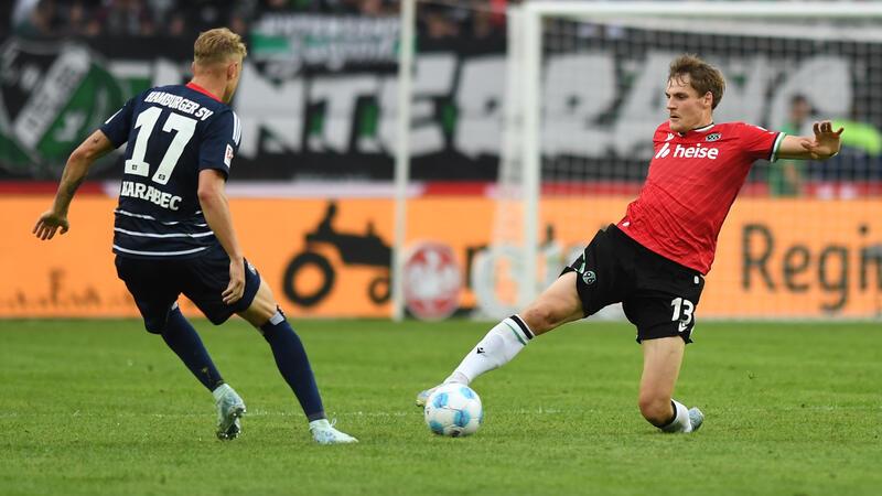 „Für unsere Ansprüche zu wenig“: HSV verliert Nordduell Hannovers Max Christiansen (r) spielt gegen Hamburgs Adam Karabec.