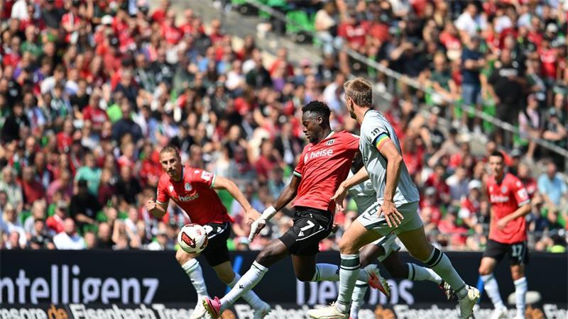 Hannovers Mustapha Bundu im Spiel gegen den VfL Wolfsburg.