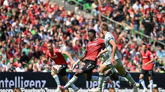Hannovers Mustapha Bundu im Spiel gegen den VfL Wolfsburg.