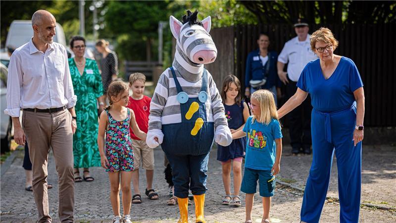 Behrens mahnt zum Schulstart zu Vorsicht im Straßenverkehr Hannovers Oberbürgermeister Belit Onay (Grüne) und Niedersachsens Innenministerin Daniela Behrens (SPD) begleiten Kinder zum Beginn des Schuljahres auf ihrem Schulweg. Die Aktion soll für mehr Sicherheit für die jüngsten Verkehrsteilnehmer werben.