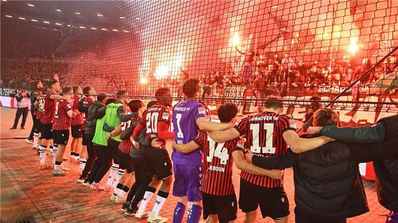 Hannovers Spieler feiern nach dem Derbysieg gegen Braunschweig mit ihren Fans.
