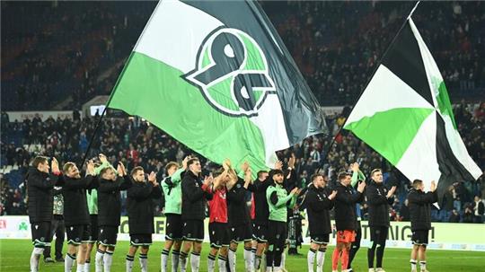 Hannovers Spieler feiern nach dem Spiel.