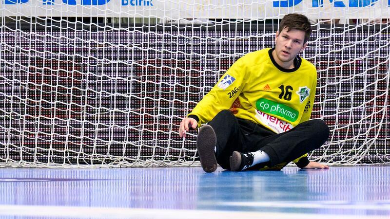 Hannovers Torwart Simon Gade reagiert unzufrieden.