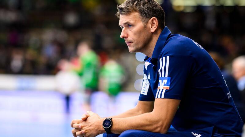 Hannover-Burgdorf Gruppensieger in der European League Hannovers Trainer Christian Prokop sitzt vor dem Spiel in der Halle.