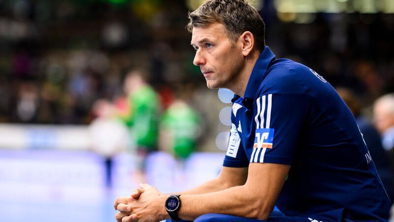Trainer krank: Hannoveraner siegen trotzdem in Griechenland Hannovers Trainer Christian Prokop sitzt vor einem Spiel in der Halle.