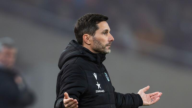 Hannovers Trainer Stefan Leitl breitet die Arme aus.